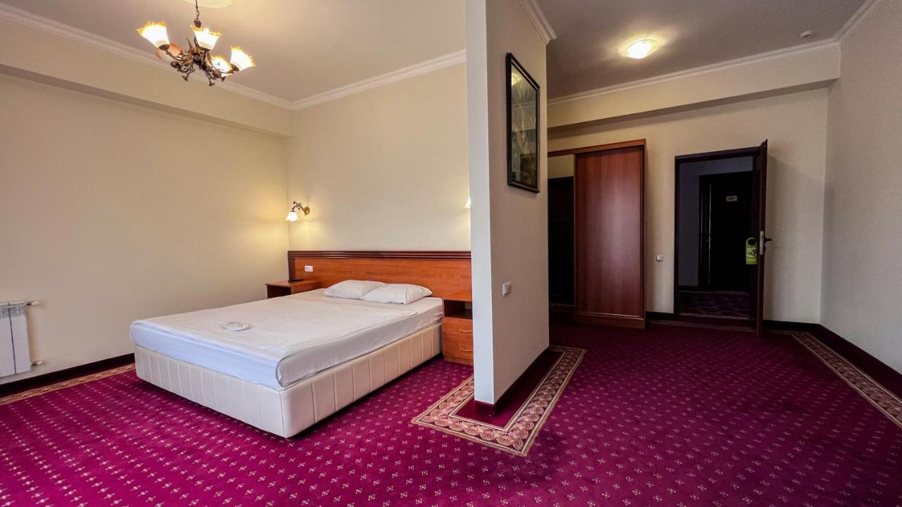 Olympavan Hotel Erivan Dış mekan fotoğraf