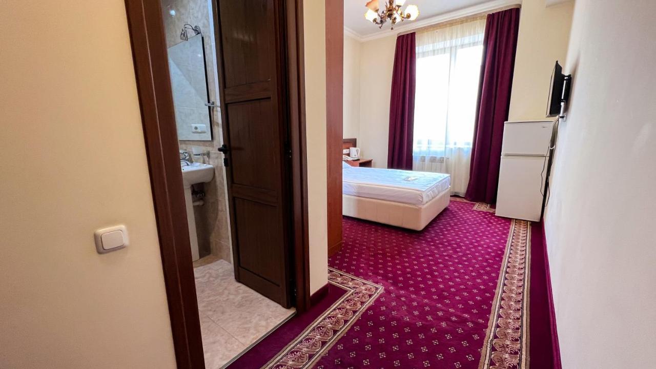 Olympavan Hotel Erivan Dış mekan fotoğraf