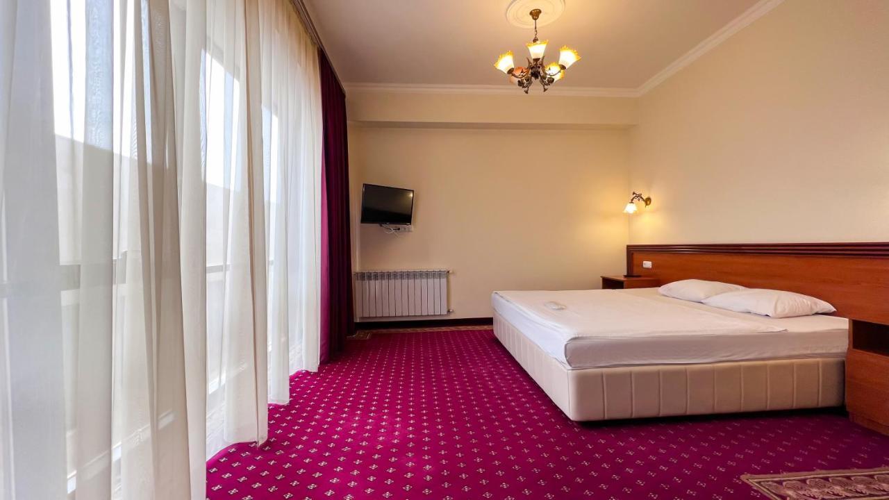 Olympavan Hotel Erivan Dış mekan fotoğraf