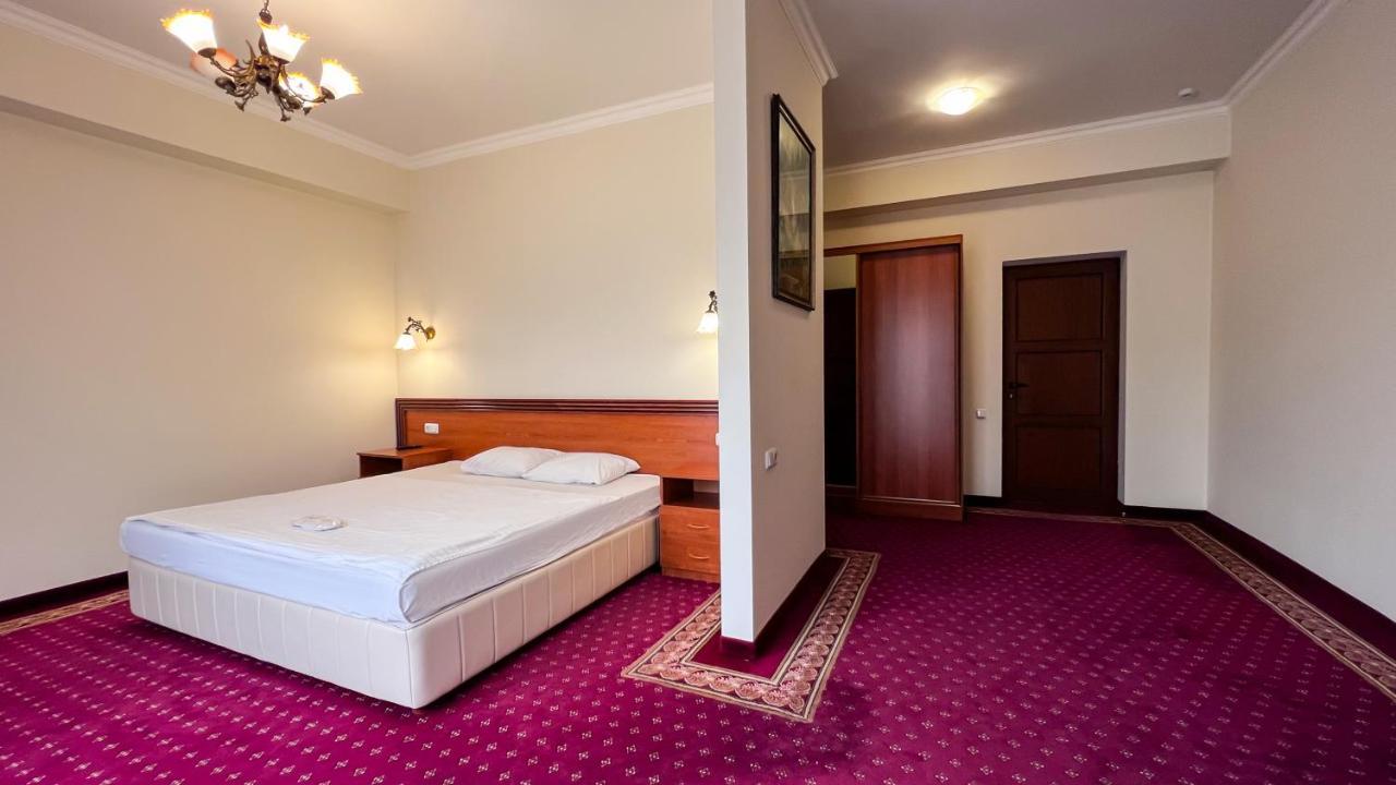 Olympavan Hotel Erivan Dış mekan fotoğraf